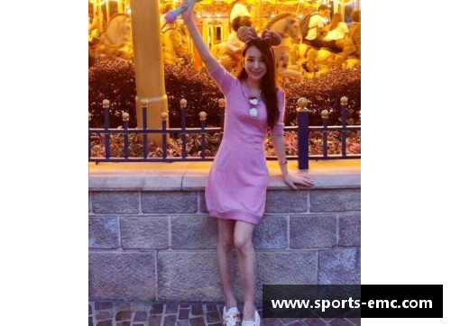 库里与妻子Ayesha合影曝光，恩爱露齿笑容温暖人心